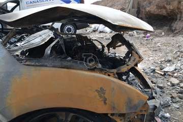 Imágenes de algunos de los vehículos afectados por los incendios en el parquin de Arnao y solar de Punto Fielato/TA.